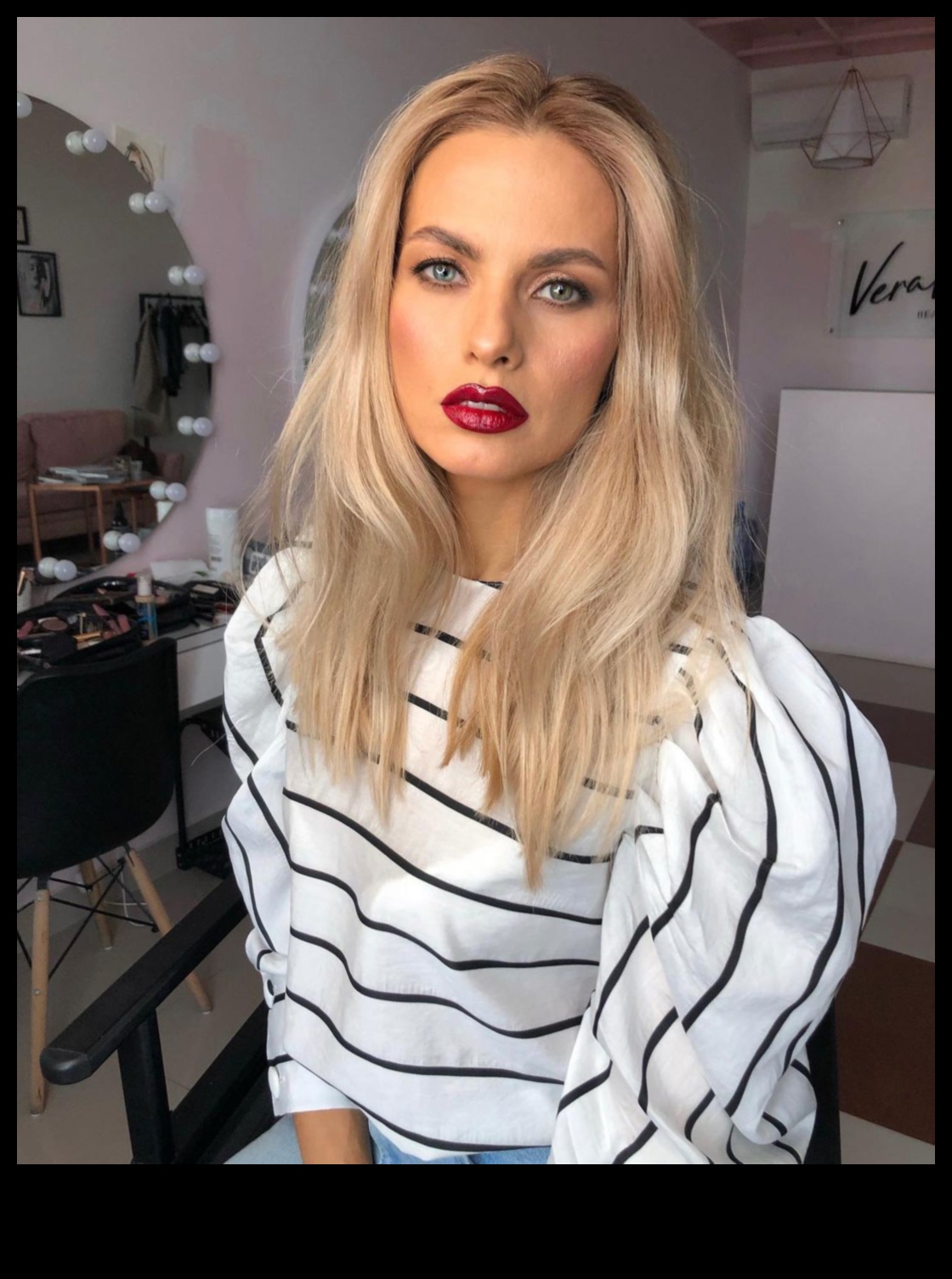 Păr blond și buze roșii: combinații clasice pline de farmec