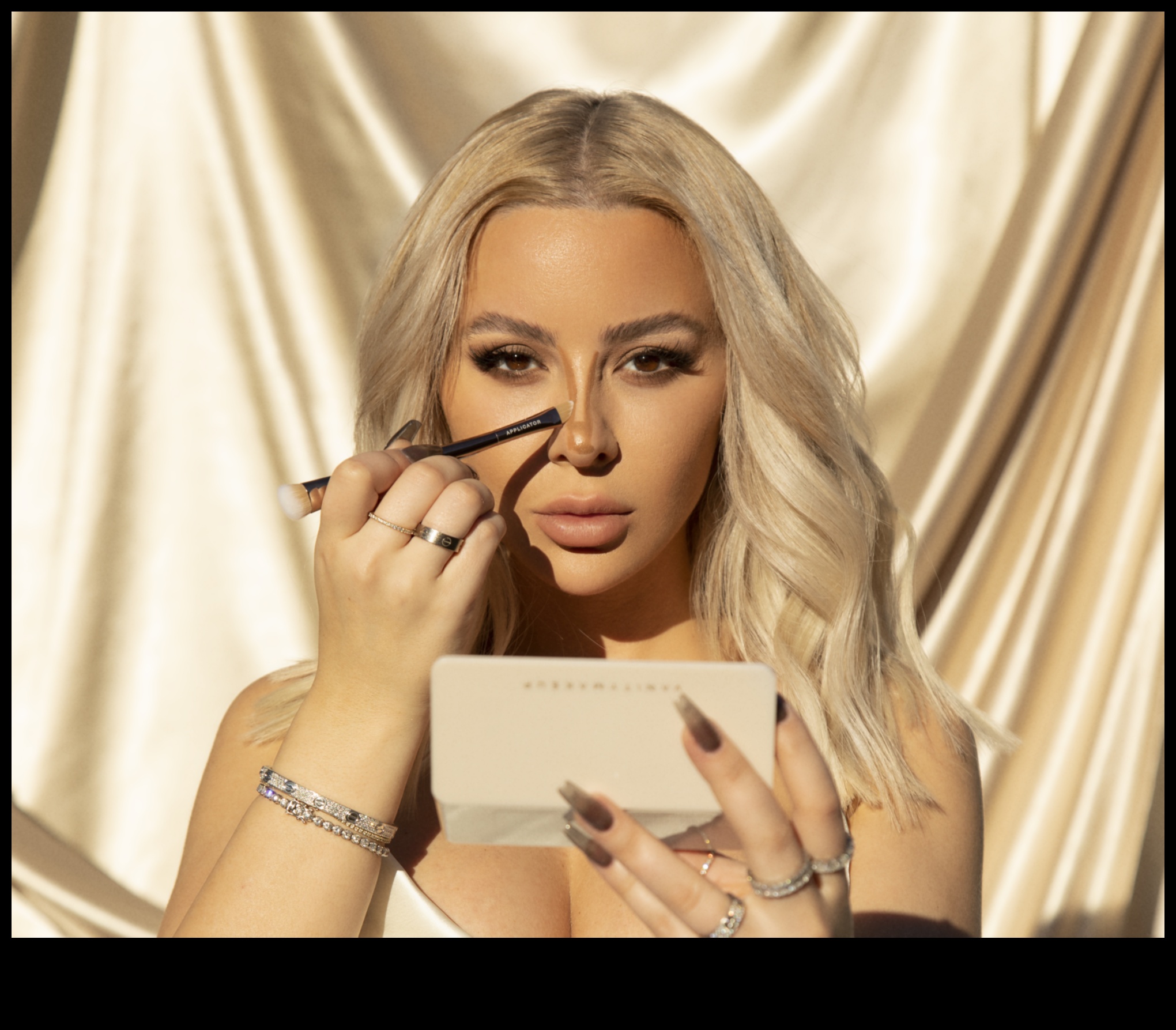 Păr blond și buze roșii: combinații clasice pline de farmec