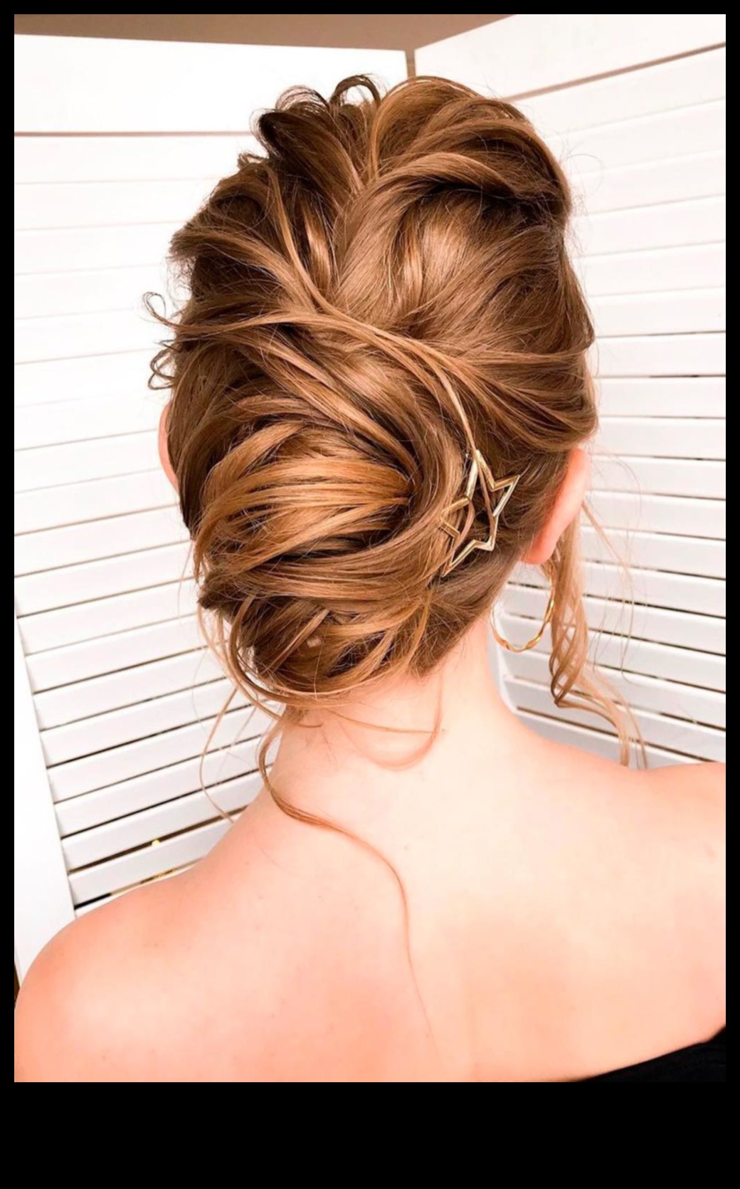 De la Waves la Updos Coafuri versatile roșii și auburn pentru fiecare ocazie 2 De la valuri la Updos: coafuri versatile roșii și auburn pentru fiecare ocazie