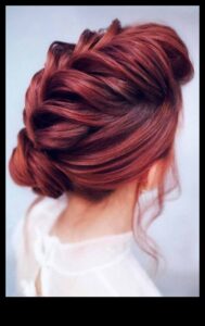 De la valuri la Updos: coafuri versatile roșii și auburn pentru fiecare ocazie